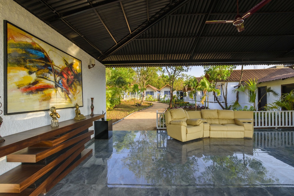White woods Resort & Spa — Hotel building in Morjim, Goa