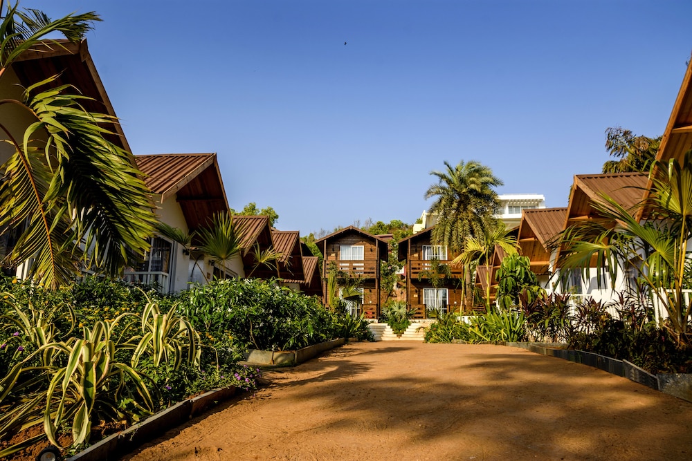White woods Resort & Spa — Hotel building in Morjim, Goa