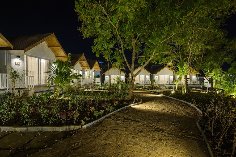 White woods Resort & Spa — Hotel building in Morjim, Goa