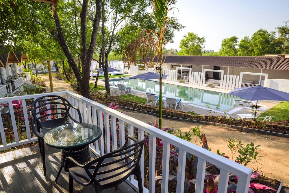 White woods Resort & Spa — Swimming pool in Morjim, Goa