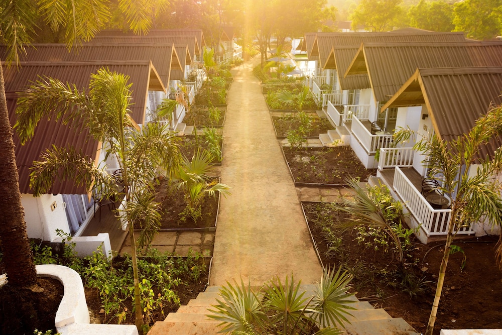 White woods Resort & Spa — Hotel building in Morjim, Goa