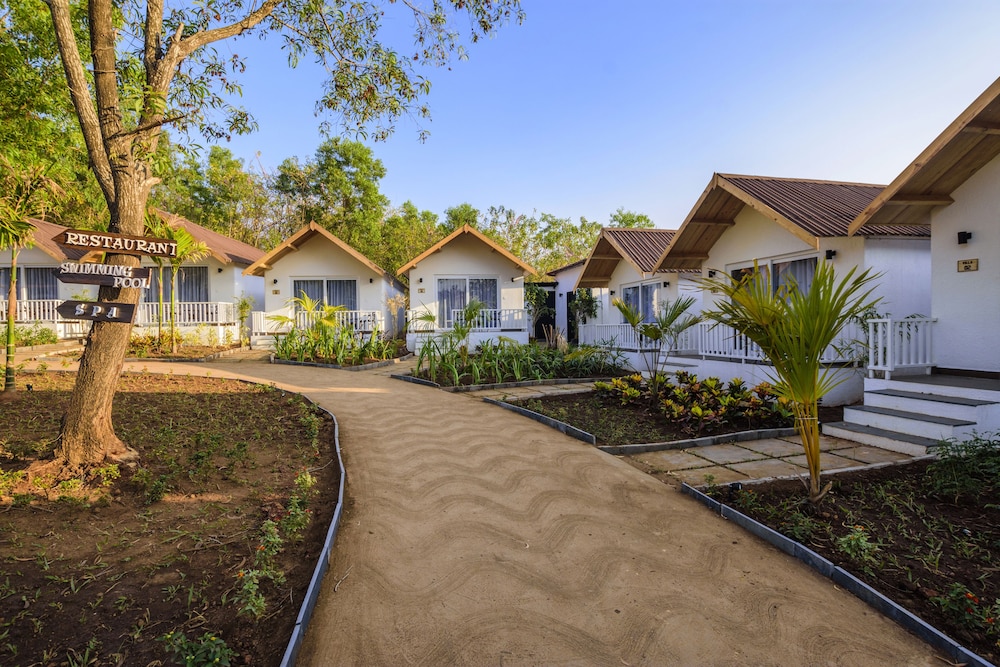 White woods Resort & Spa — Hotel building in Morjim, Goa