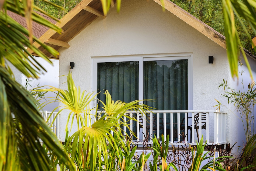 White woods Resort & Spa — Hotel building in Morjim, Goa