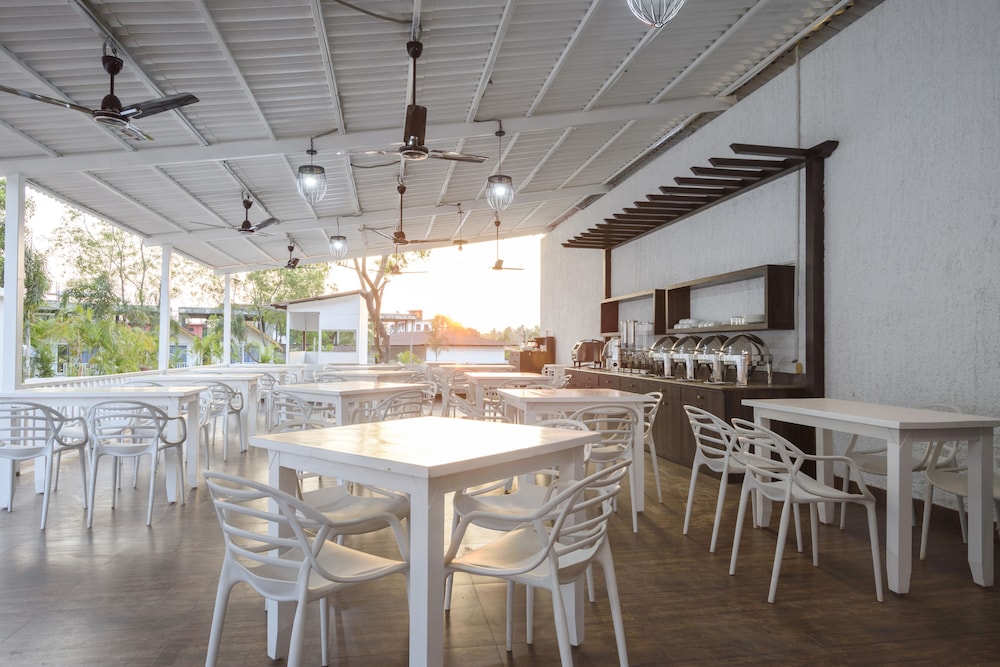 White woods Resort & Spa — Restaurant & bars in Morjim, Goa