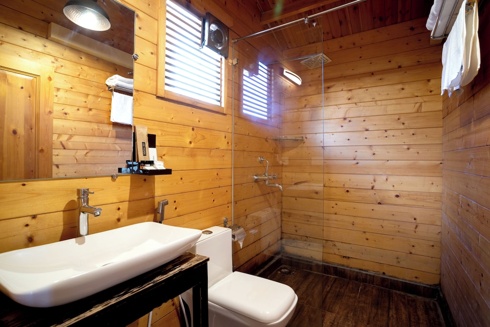 White woods Resort & Spa — Hotel rooms in Morjim, Goa