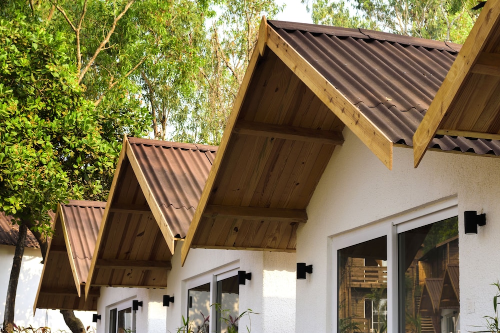 White woods Resort & Spa — Hotel building in Morjim, Goa