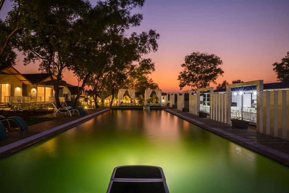 White woods Resort & Spa — Swimming pool in Morjim, Goa