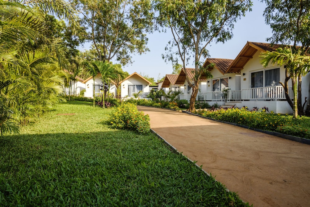 White woods Resort & Spa — Hotel building in Morjim, Goa