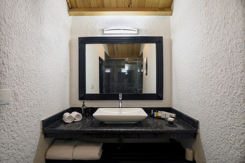 White woods Resort & Spa — Hotel rooms in Morjim, Goa