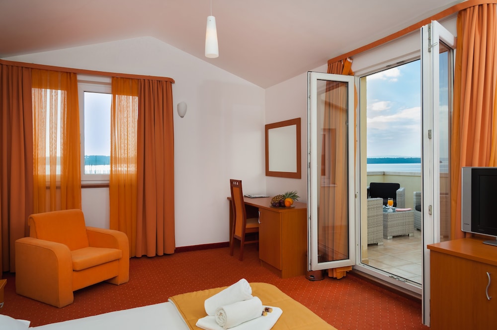 Hotel Rotondo — Hotel rooms in Seget Donji, Split-Dalmatia