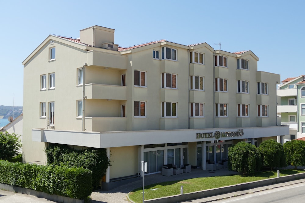 Hotel Rotondo — Hotel building in Seget Donji, Split-Dalmatia