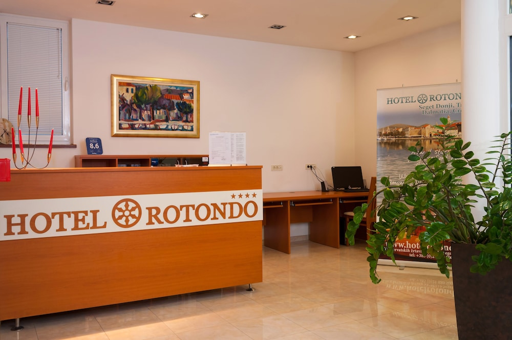 Hotel Rotondo — Hotel building in Seget Donji, Split-Dalmatia