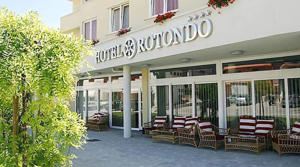Hotel Rotondo — Hotel building in Seget Donji, Split-Dalmatia