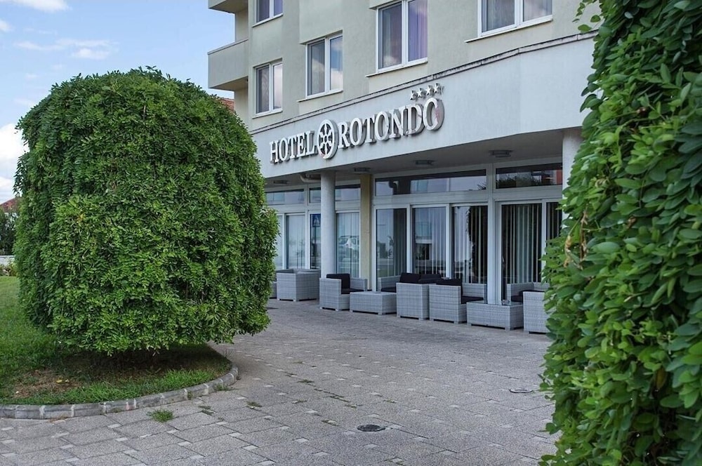Hotel Rotondo — Hotel building in Seget Donji, Split-Dalmatia