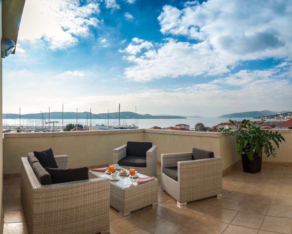 Hotel Rotondo — Hotel building in Seget Donji, Split-Dalmatia