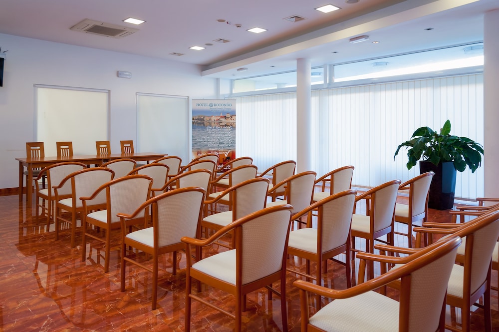 Hotel Rotondo — Hotel building in Seget Donji, Split-Dalmatia
