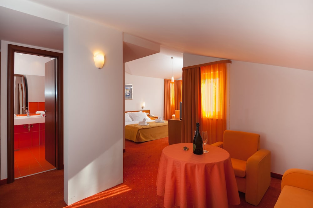 Hotel Rotondo — Hotel rooms in Seget Donji, Split-Dalmatia