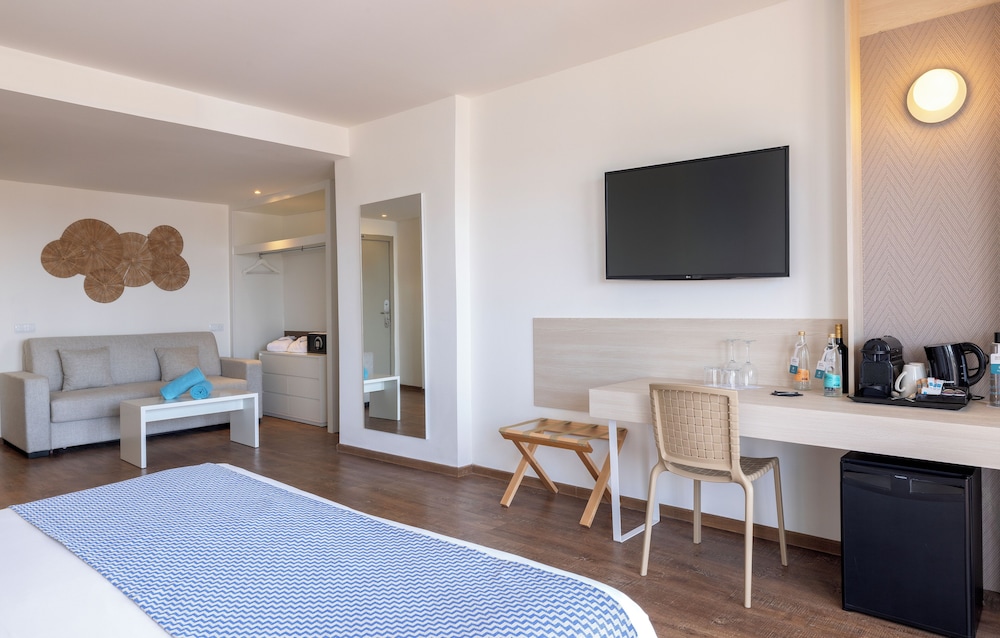 Alua Calas de Mallorca Resort - Hyatt Inclusive Collection — Hotel rooms in Calas de Mallorca, Balearic Islands