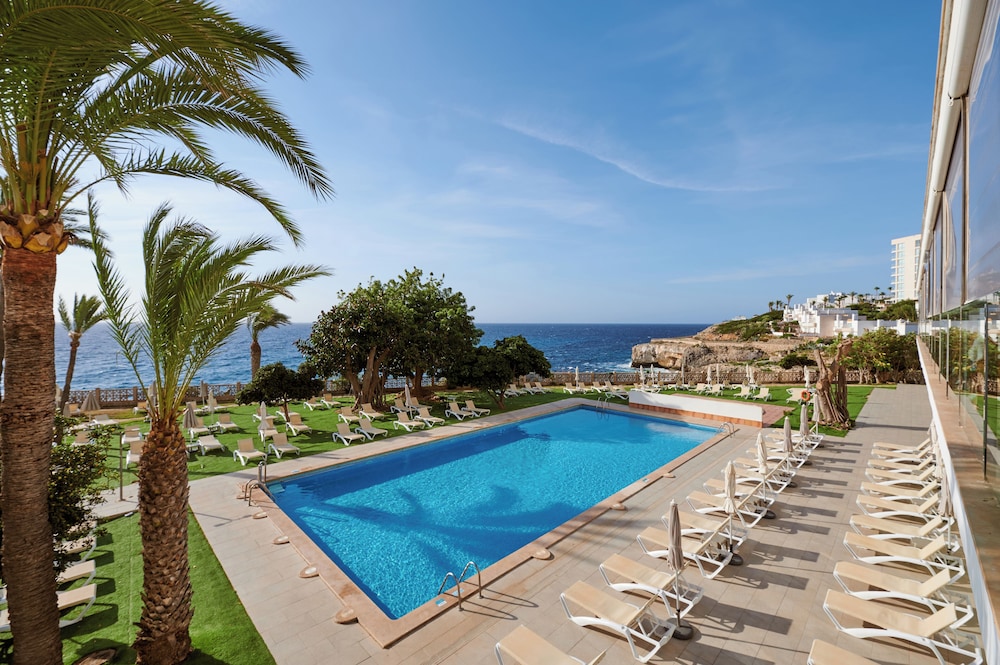 Alua Calas de Mallorca Resort - Hyatt Inclusive Collection — Swimming pool in Calas de Mallorca, Balearic Islands