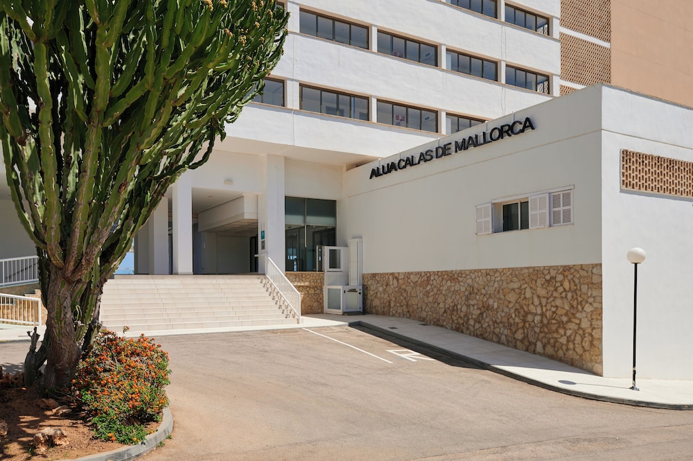 Alua Calas de Mallorca Resort - Hyatt Inclusive Collection — Hotel building in Calas de Mallorca, Balearic Islands