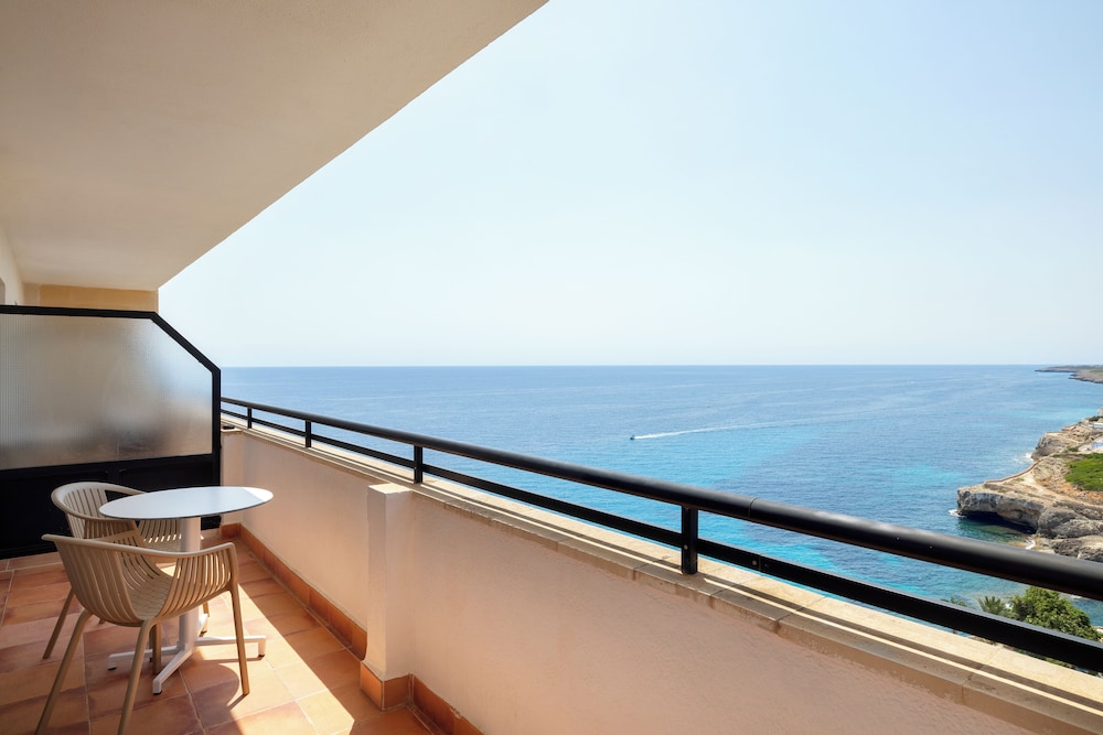 Alua Calas de Mallorca Resort - Hyatt Inclusive Collection — Hotel rooms in Calas de Mallorca, Balearic Islands