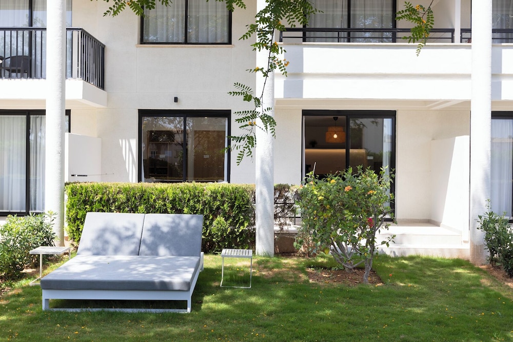 Hotel Eu Bahia Pollença — Hotel building in Puerto Pollensa, Balearic Islands