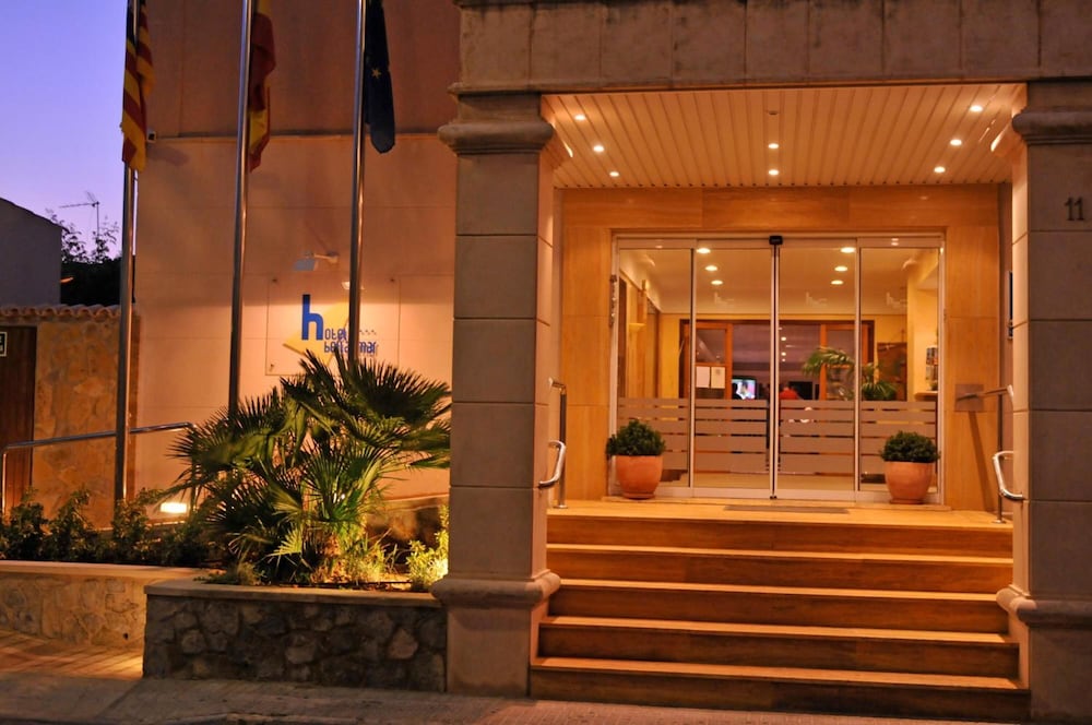 Hotel Bella Mar — Hotel building in Cala Ratjada, Balearic Islands