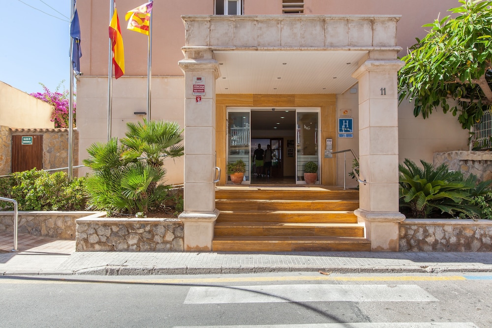 Hotel Bella Mar — Hotel building in Cala Ratjada, Balearic Islands