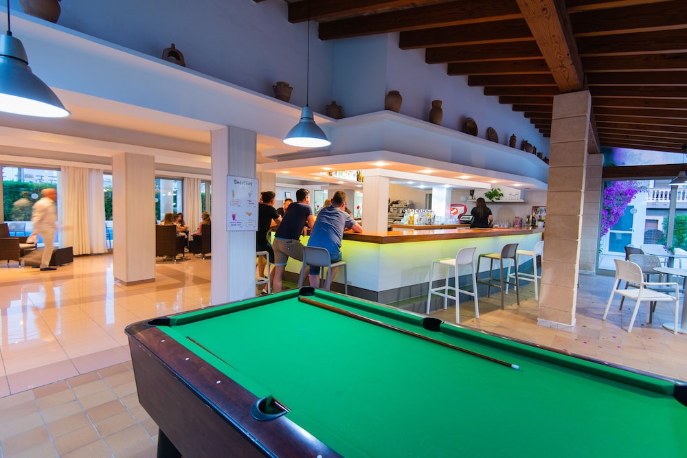 Hotel Bella Mar — Restaurant & bars in Cala Ratjada, Balearic Islands