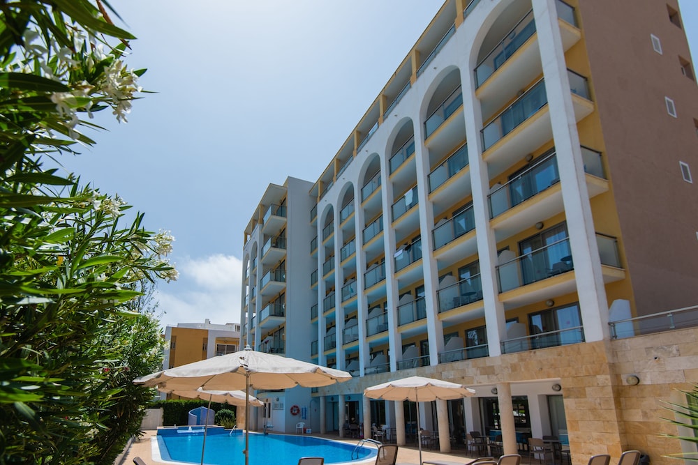 Hotel Bella Mar — Hotel building in Cala Ratjada, Balearic Islands