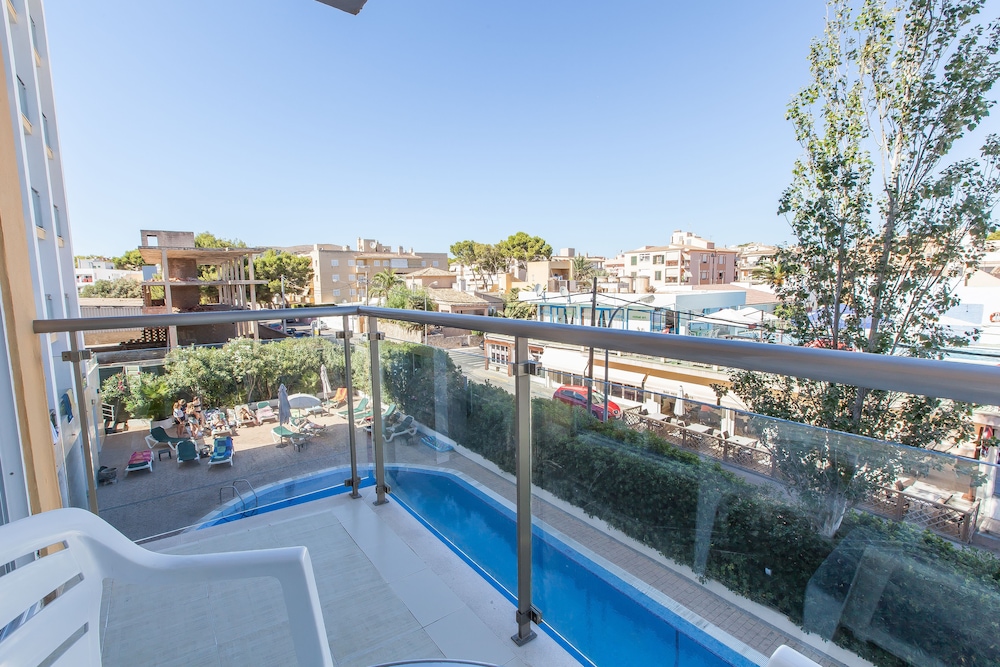 Hotel Bella Mar — Swimming pool in Cala Ratjada, Balearic Islands