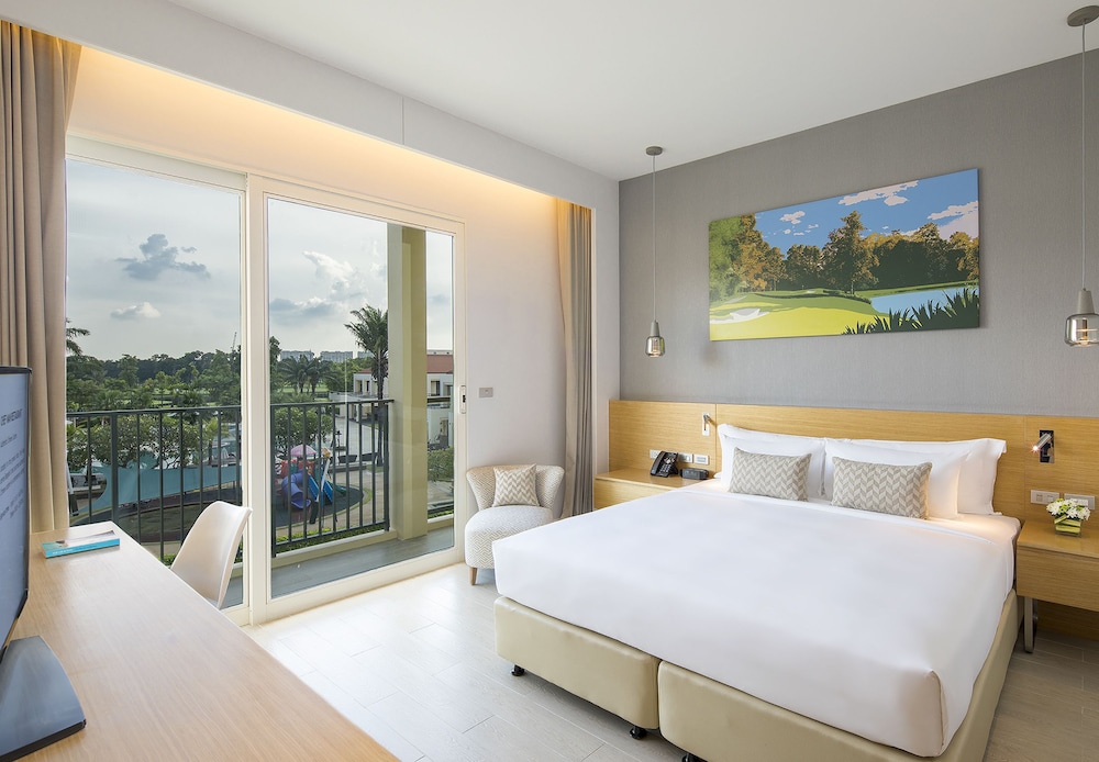 Eastin Thana City Golf Resort Bangkok — Hotel rooms in Bang Khlo, Bangkok