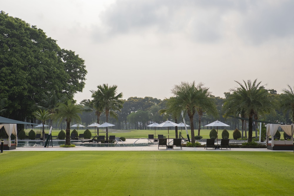 Eastin Thana City Golf Resort Bangkok — Swimming pool in Bang Khlo, Bangkok