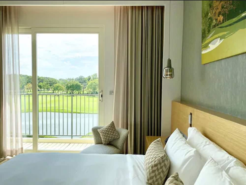 Eastin Thana City Golf Resort Bangkok — Hotel rooms in Bang Khlo, Bangkok