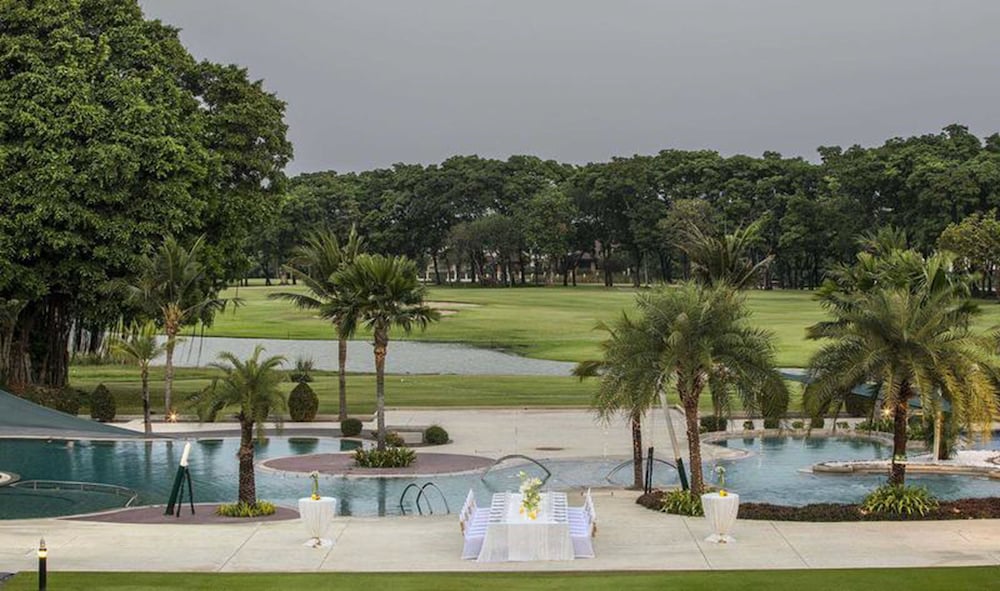 Eastin Thana City Golf Resort Bangkok — Swimming pool in Bang Khlo, Bangkok