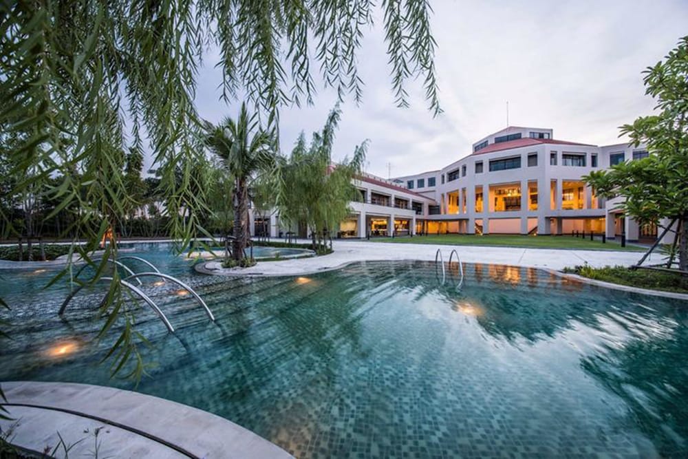 Eastin Thana City Golf Resort Bangkok — Swimming pool in Bang Khlo, Bangkok