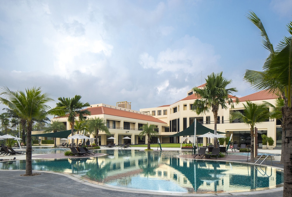 Eastin Thana City Golf Resort Bangkok — Swimming pool in Bang Khlo, Bangkok