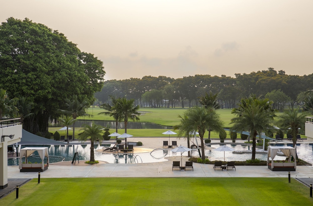 Eastin Thana City Golf Resort Bangkok — Swimming pool in Bang Khlo, Bangkok