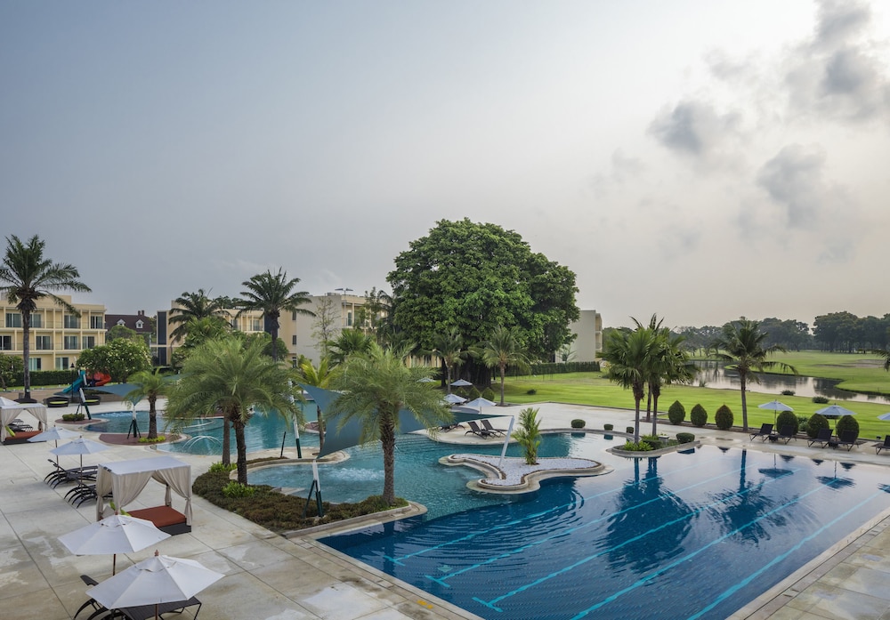 Eastin Thana City Golf Resort Bangkok — Swimming pool in Bang Khlo, Bangkok