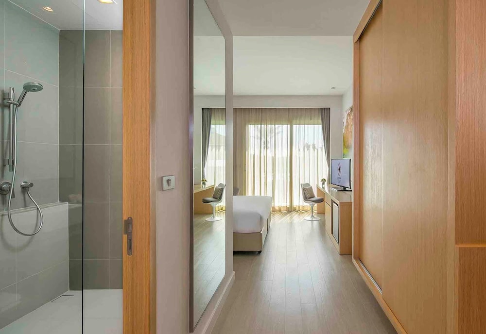 Eastin Thana City Golf Resort Bangkok — Hotel rooms in Bang Khlo, Bangkok