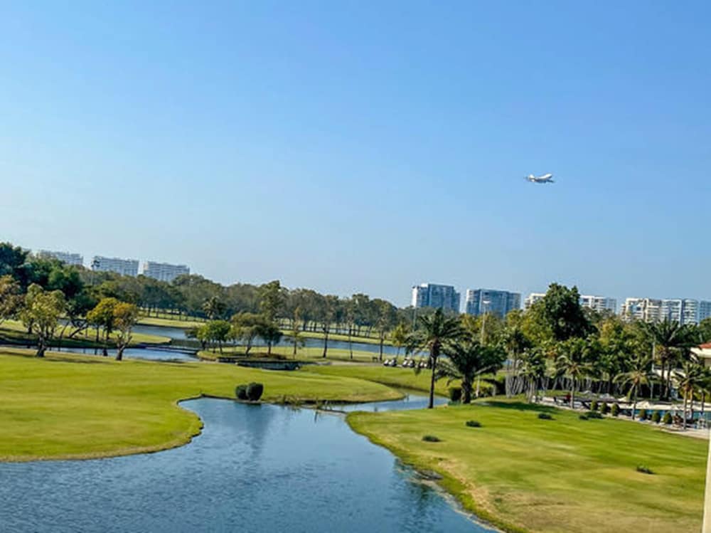 Eastin Thana City Golf Resort Bangkok — Sports & recreation in Bang Khlo, Bangkok