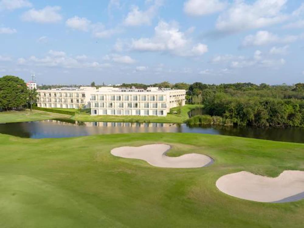 Eastin Thana City Golf Resort Bangkok — Hotel building in Bang Khlo, Bangkok