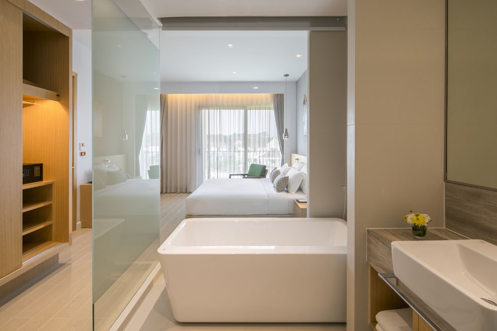 Eastin Thana City Golf Resort Bangkok — Hotel rooms in Bang Khlo, Bangkok
