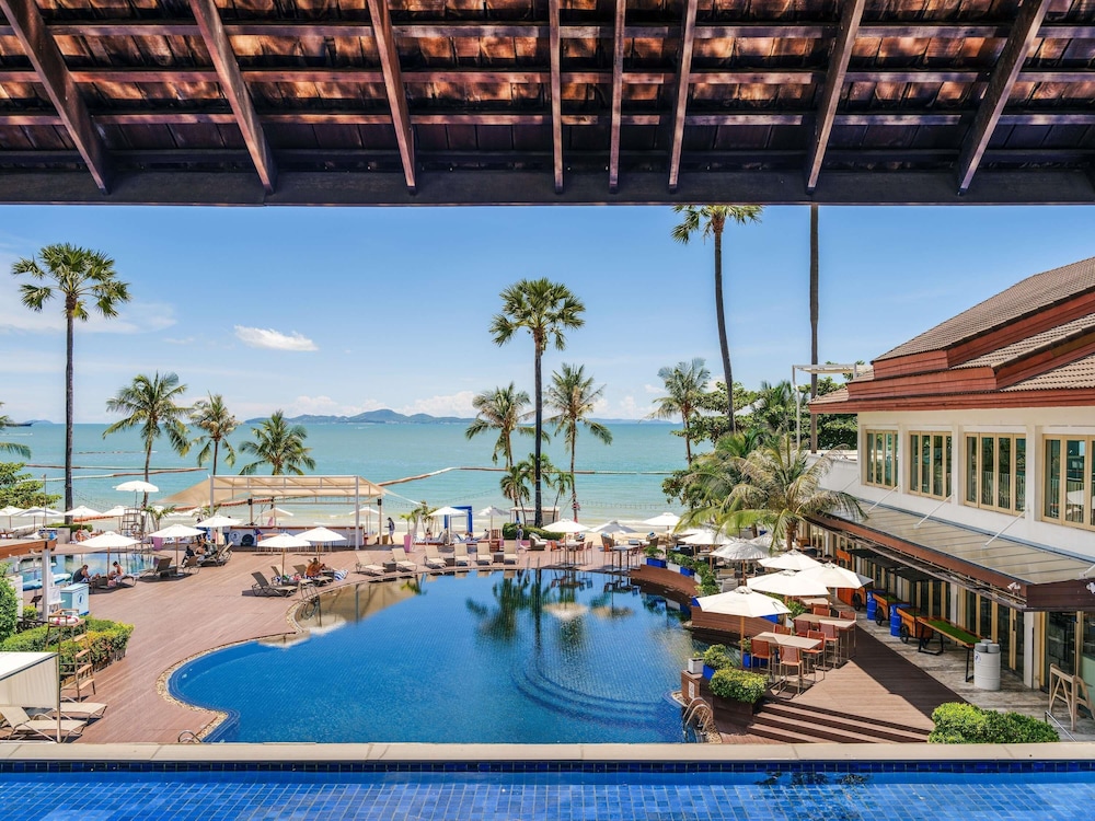 Pullman Pattaya Hotel G — Swimming pool in Pattaya, Chonburi
