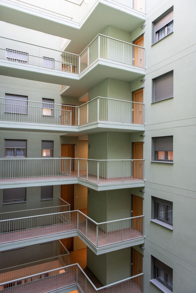 Aparthotel Aura Park Fira Barcelona — Hotel building in Barcelona, Catalonia