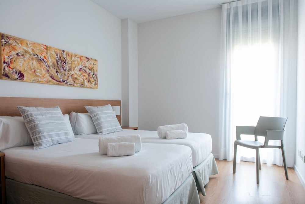 Aparthotel Aura Park Fira Barcelona — Hotel rooms in Barcelona, Catalonia