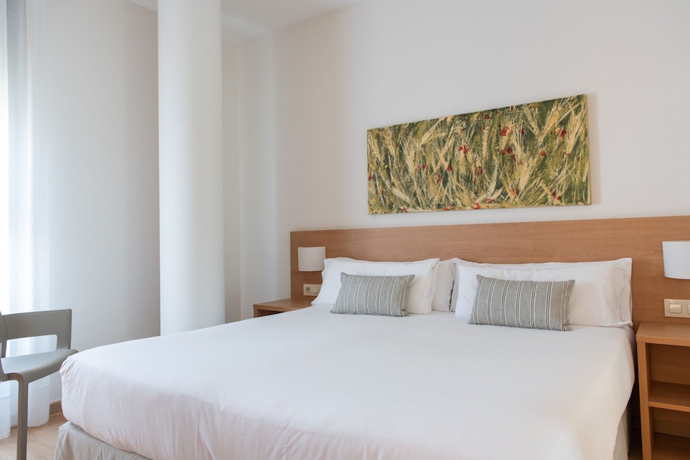 Aparthotel Aura Park Fira Barcelona — Hotel rooms in Barcelona, Catalonia