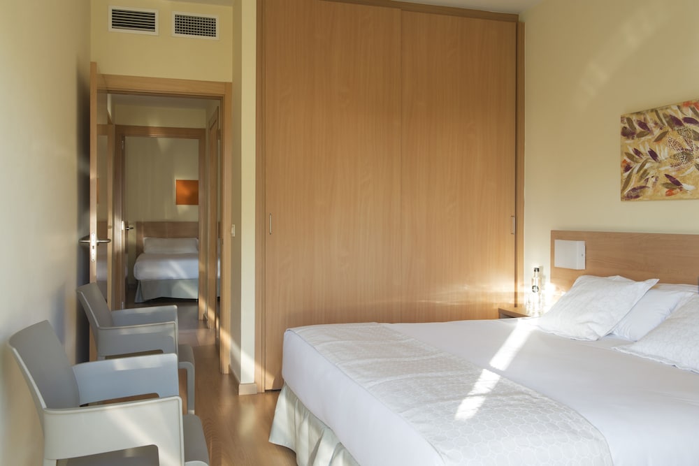Aparthotel Aura Park Fira Barcelona — Hotel rooms in Barcelona, Catalonia