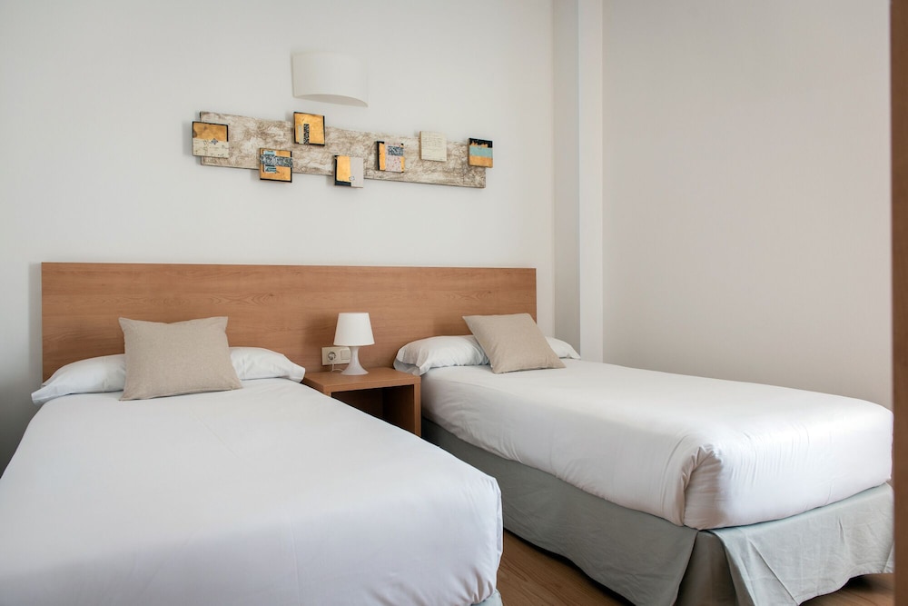 Aparthotel Aura Park Fira Barcelona — Hotel rooms in Barcelona, Catalonia