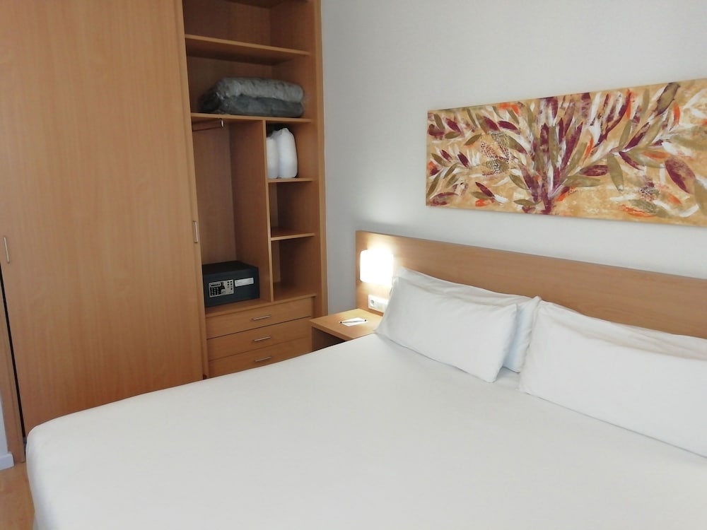 Aparthotel Aura Park Fira Barcelona — Hotel rooms in Barcelona, Catalonia